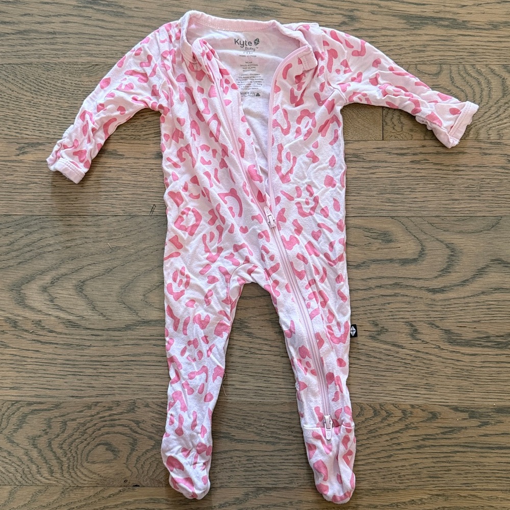 Kyte Baby Sakura Leopard zippered footie